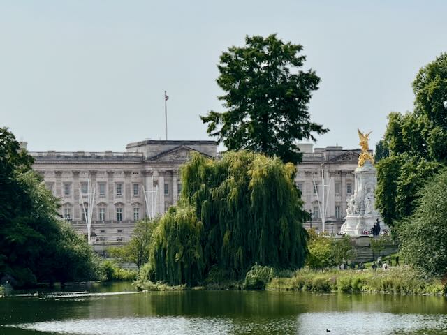 Buckingham Palace, a Royal Residence in London - Freedom Tour Travel